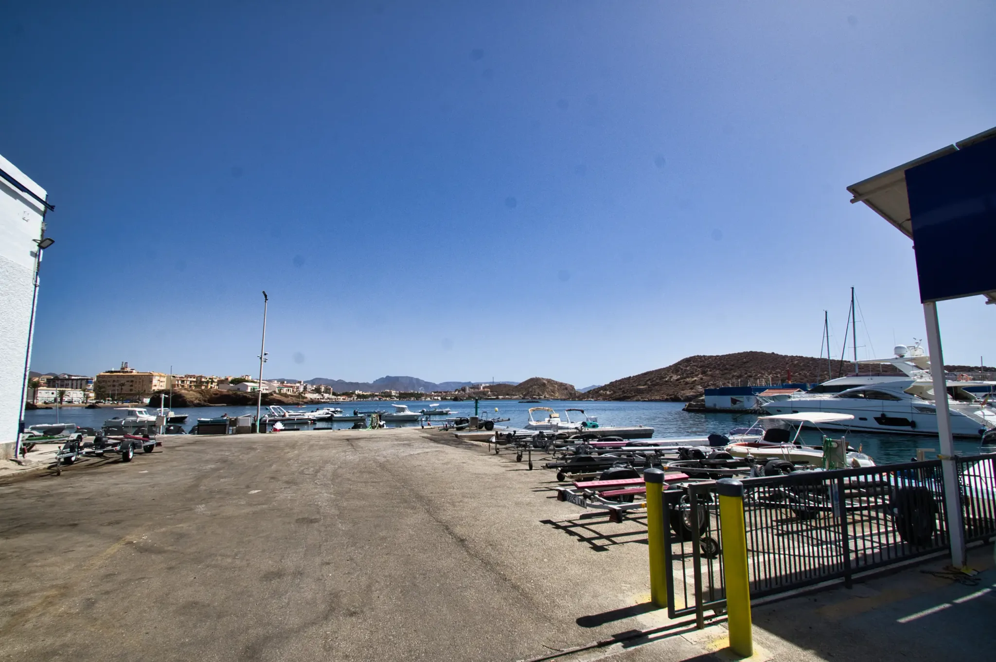 Bootaanhangers naast de slipway bij Puerto de Mazarrón's oude jachthaven