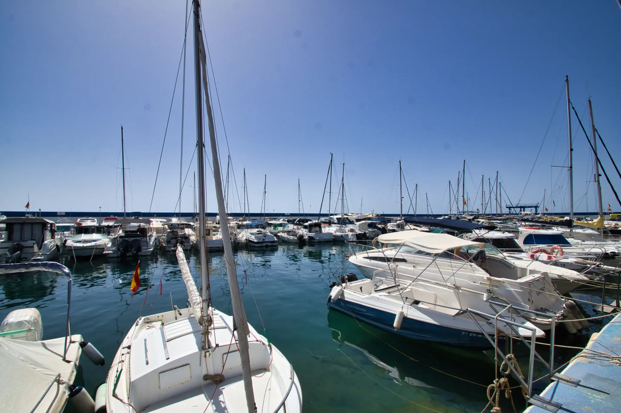 Zeilboten en motorboten die in de oude jachthaven van Puerto de Mazarrón liggen