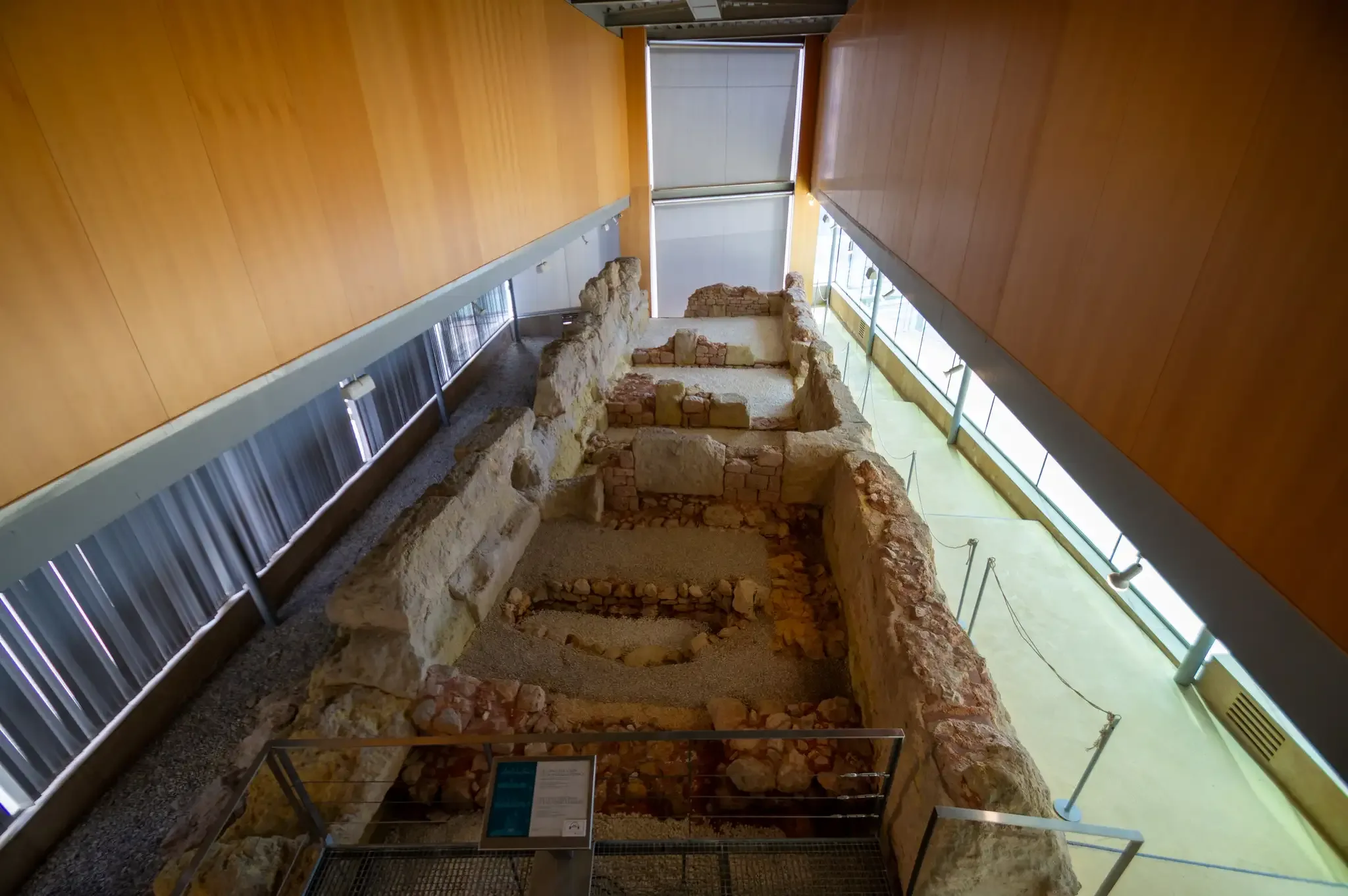 Restos arqueológicos de la Muralla Púnica en Cartagena, vista 2