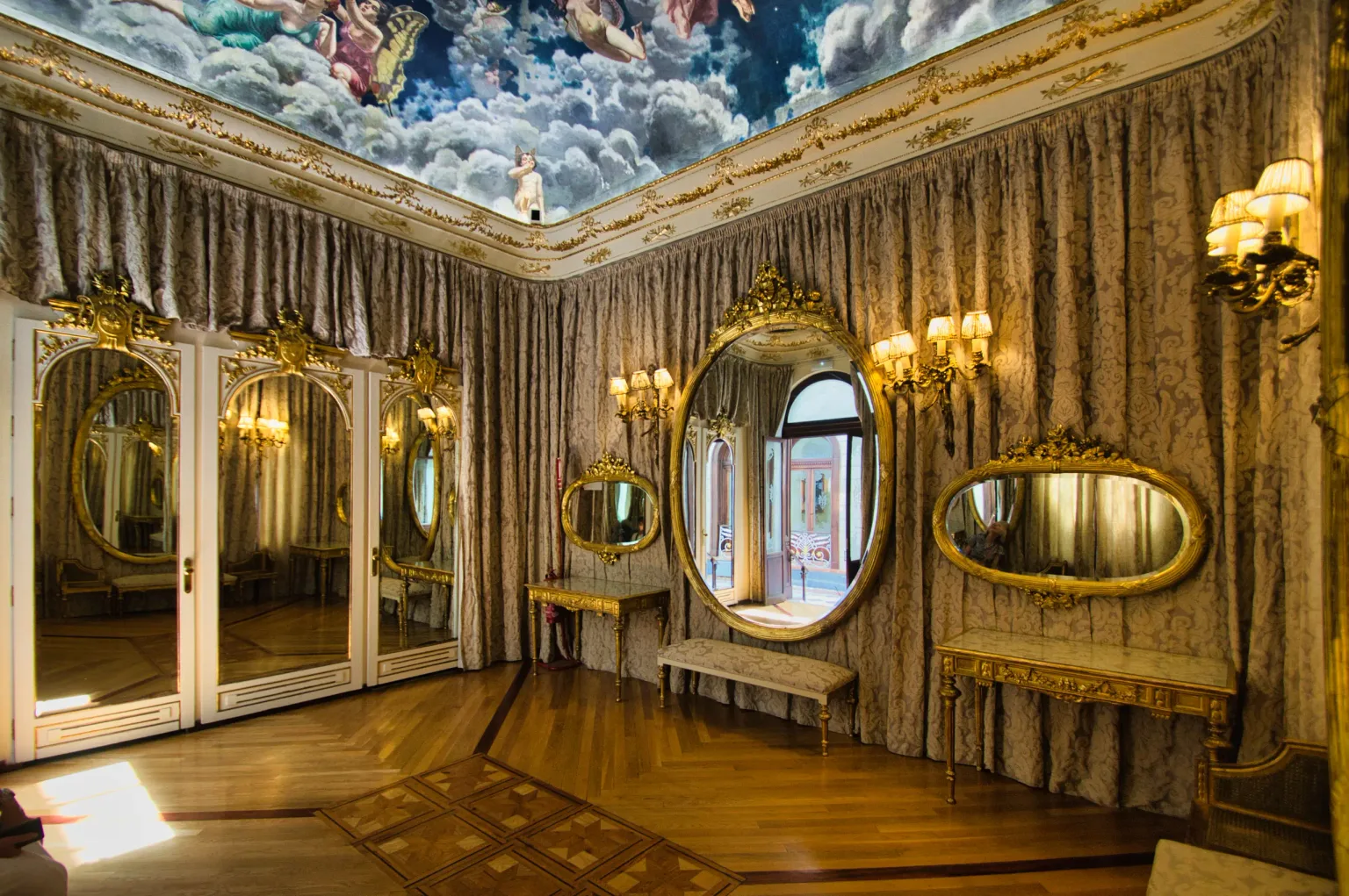 Ornate spiegel salon met vergulde decoratie binnen het Real Casino de Murcia