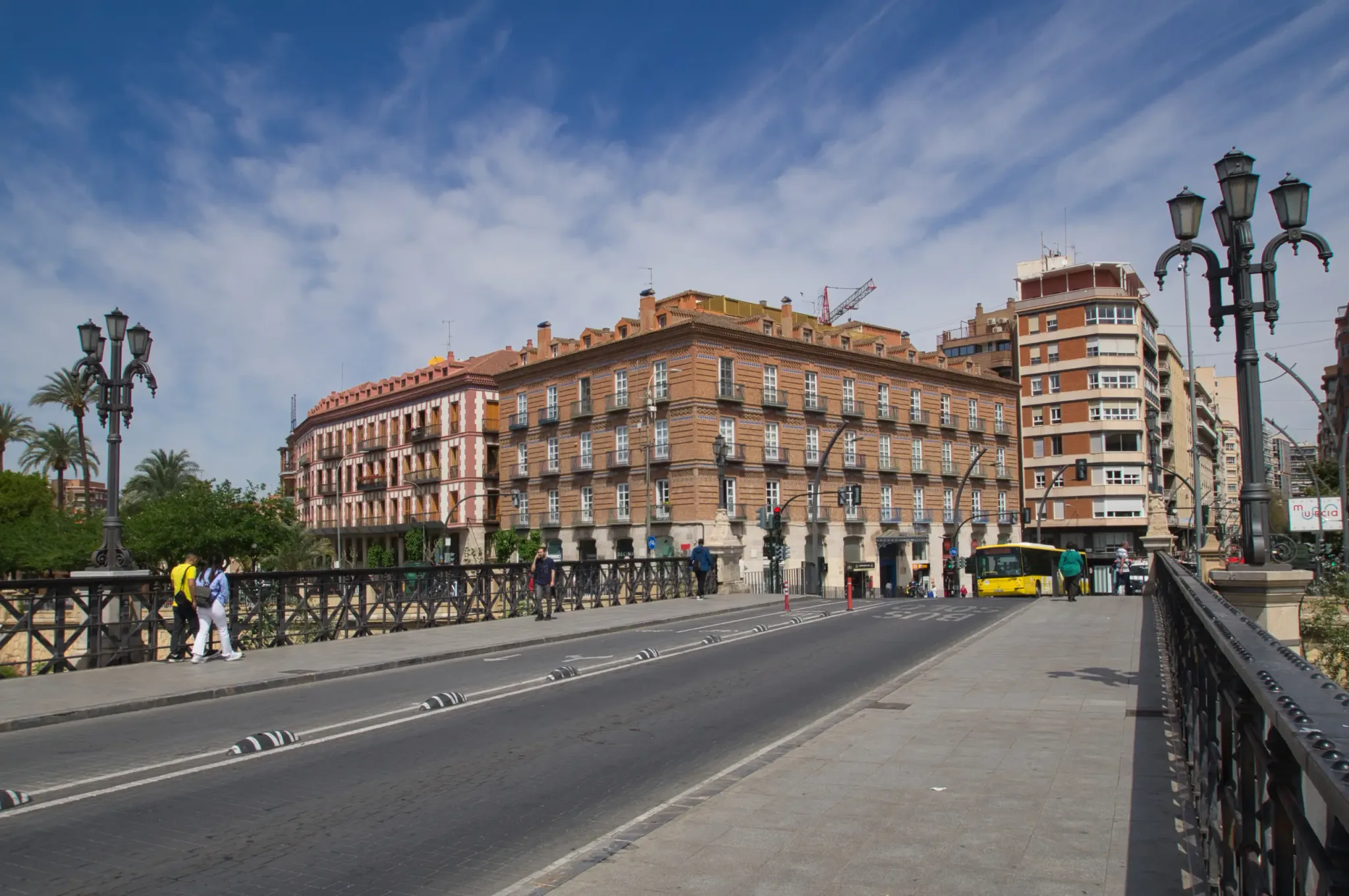 Segura rivier en bruggen door Murcia stad, uitzicht 2