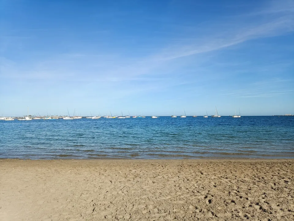 Plage de sable du Mar Menor à San Javier avec des voiliers au mouillage