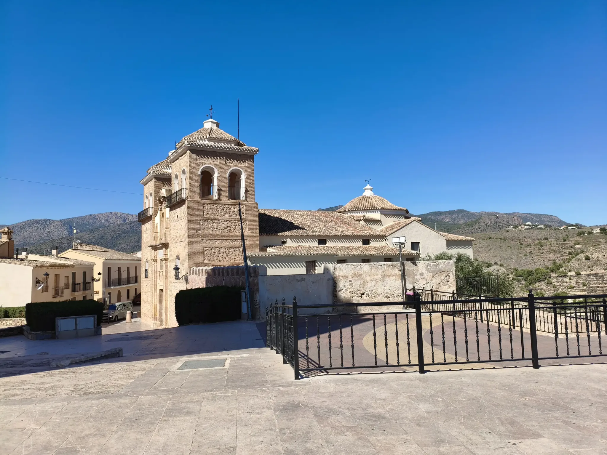 Iglesia de Santa María la Real vista desde el mirador del castillo con montañas al fondo