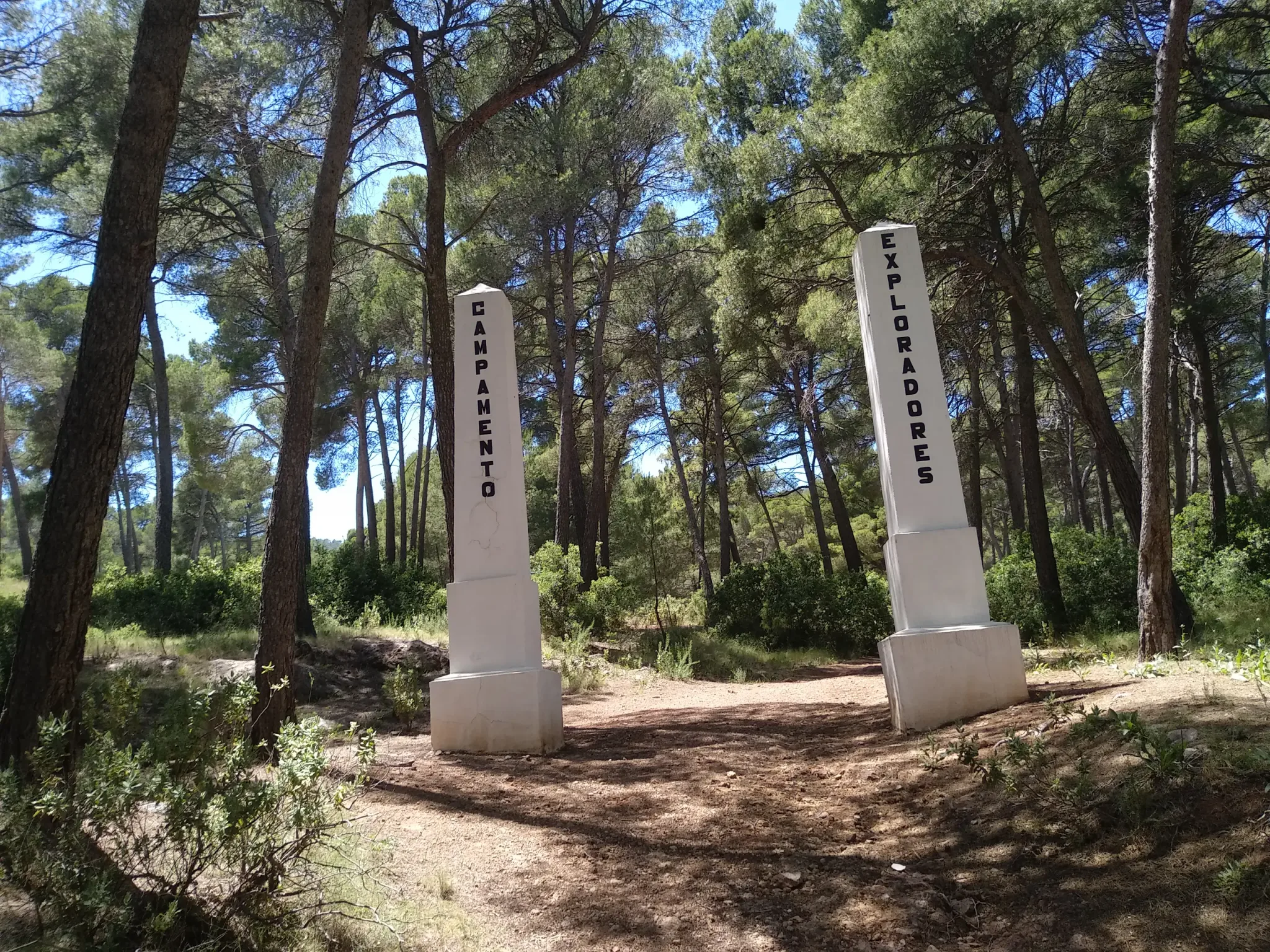 Monumento blanco entre los pinos de Sierra Espuña