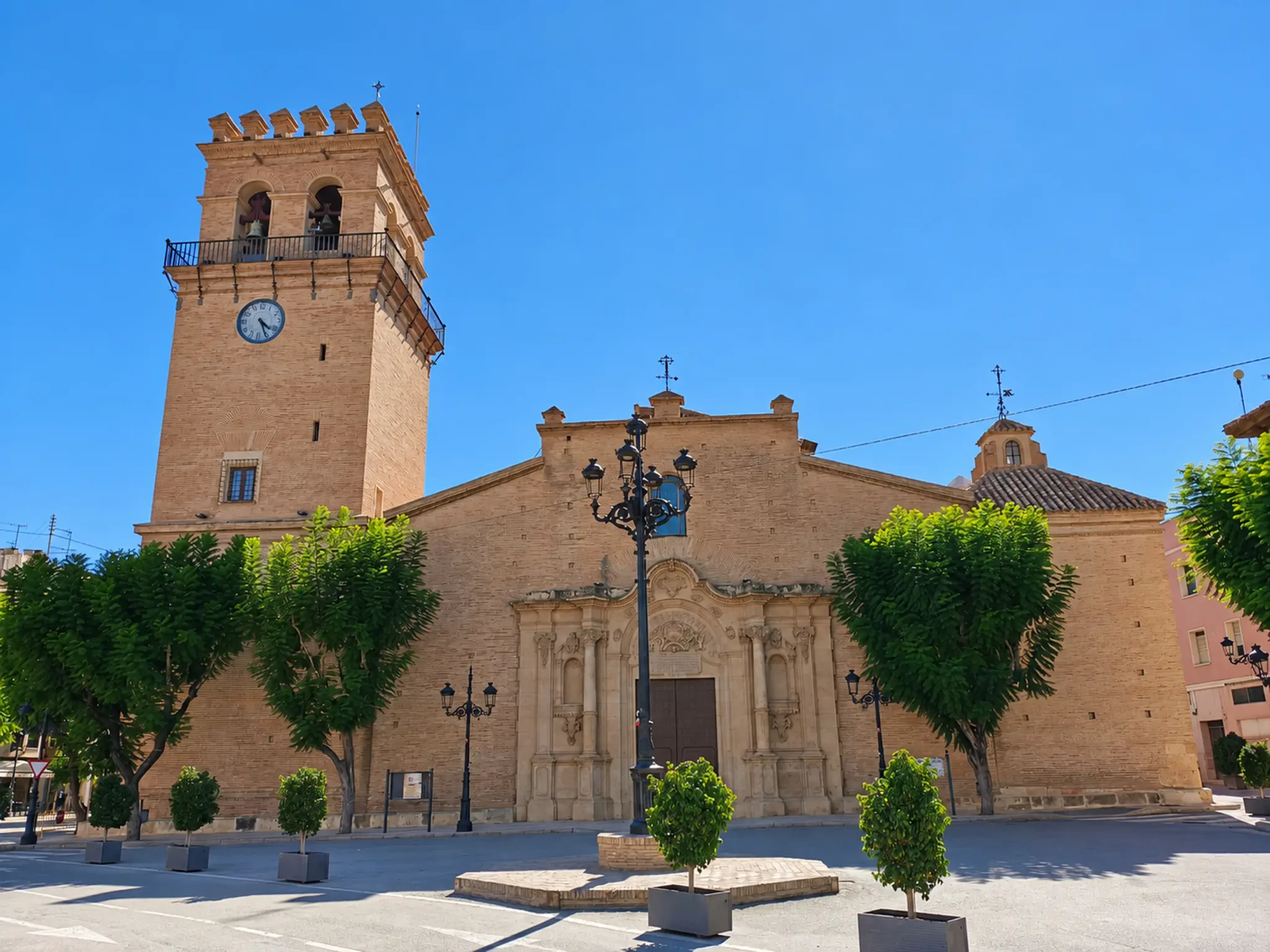 Église de Santiago el Mayor et son clocher à Totana